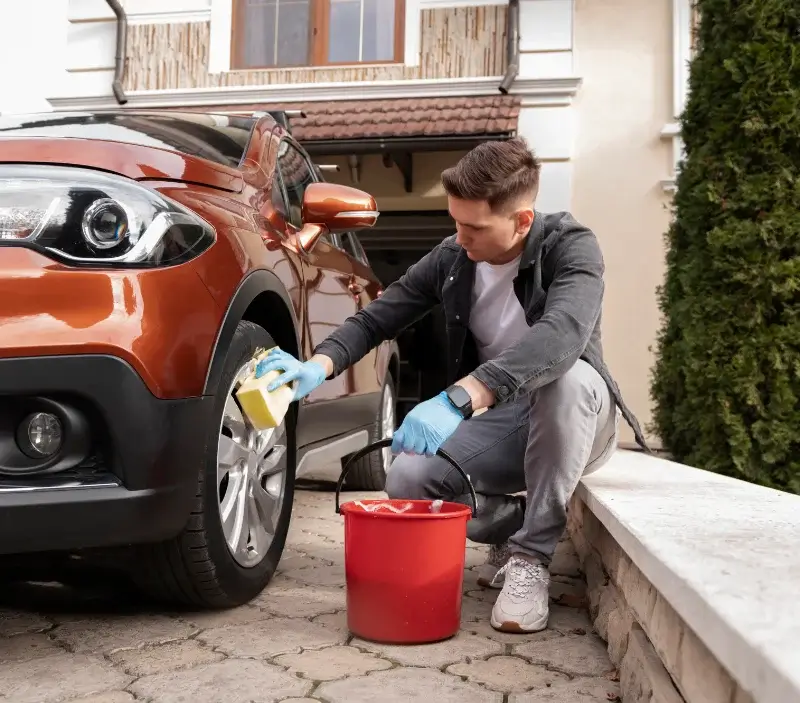 Lavage auto à domicile Auxelles-Bas : professionnel intervenant sur un véhicule